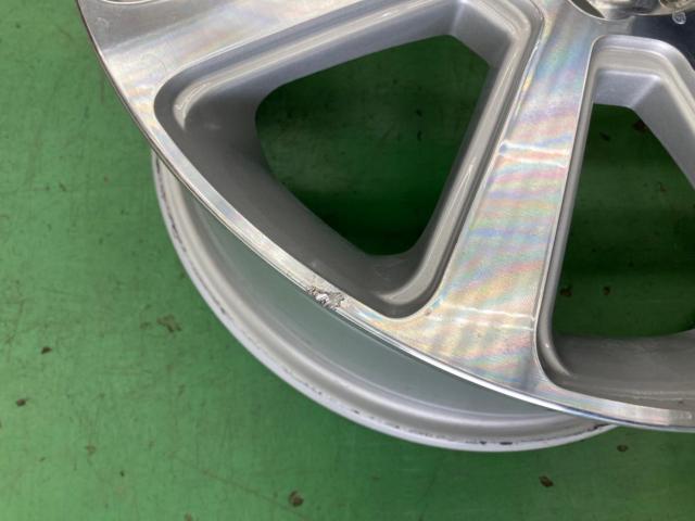Spstlese
17 inches aluminum wheels
Four
