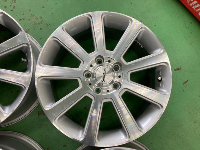 Spstlese
17 inches aluminum wheels
Four