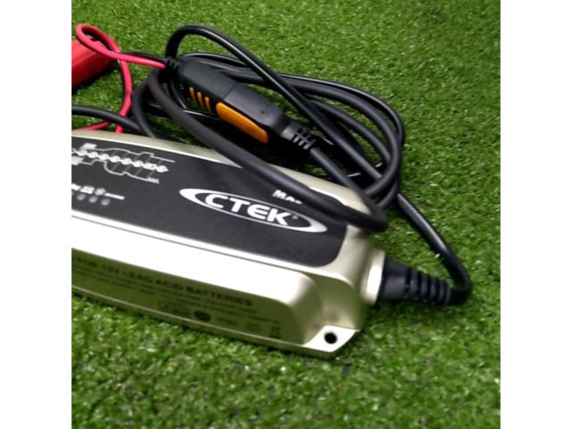 CTEK バッテリーチャージャー