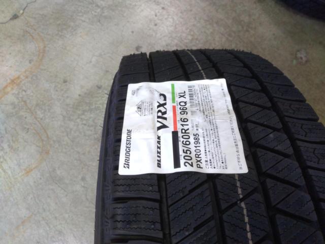 Weds wheels with brand new Japanese-made studless tires.
ILLUGA
Z1
Spoke wheels + BRIDGESTONE
BLIZZAK
VRX3