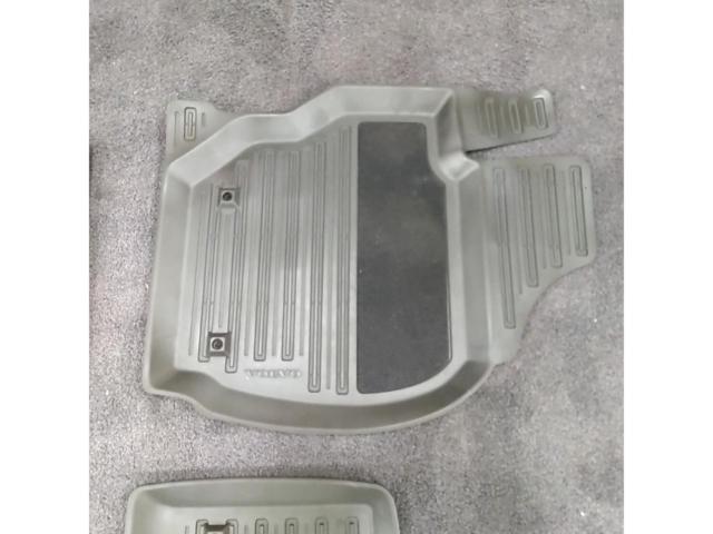 VOLVO V70純正 フロアマット