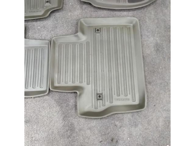 VOLVO V70純正 フロアマット