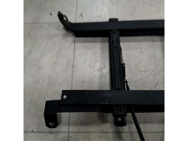 R32
R33 driver's side
Seat rail