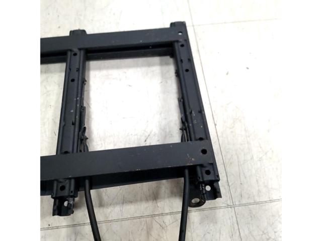 R32
R33 driver's side
Seat rail