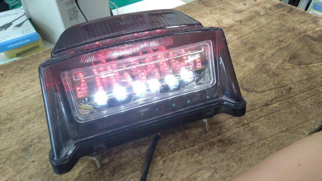※LED欠けあり※メーカー不明 クリアLEDテールランプ【KAWASAKI ZRX400】