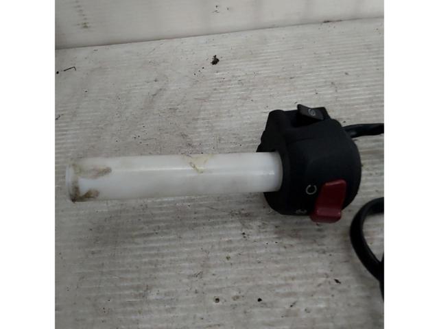 YAMAHA
Genuine right-side switch box and throttle holder for YZF-R25