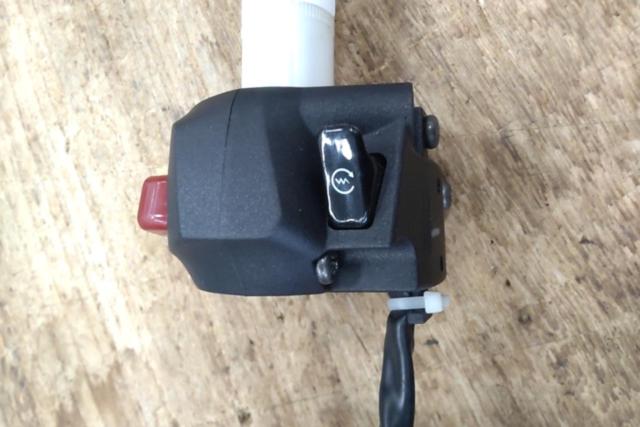 YAMAHA
Genuine right-side switch box and throttle holder for YZF-R25