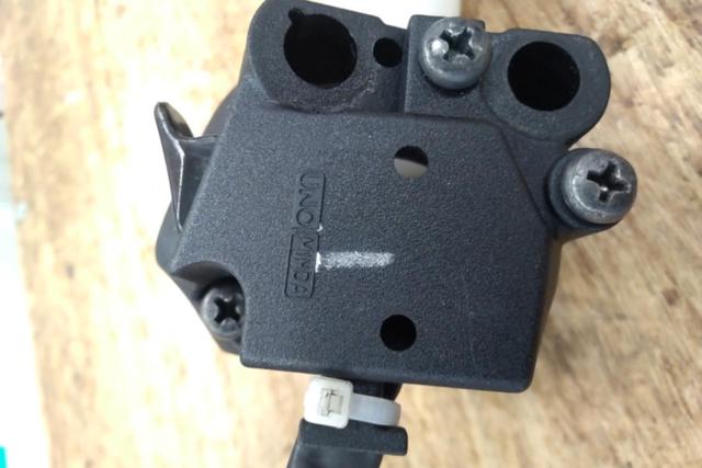 YAMAHA
Genuine right-side switch box and throttle holder for YZF-R25