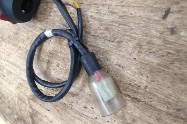YAMAHA
Genuine right-side switch box and throttle holder for YZF-R25