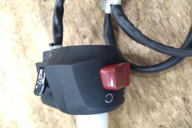 YAMAHA
Genuine right-side switch box and throttle holder for YZF-R25
