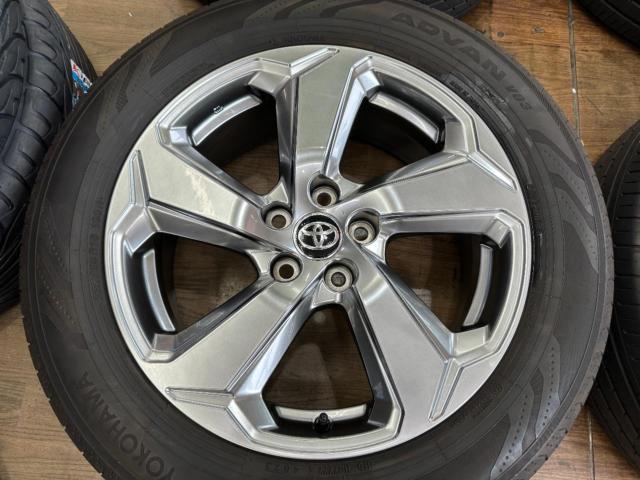Toyota genuine
RAV4
Previous period
G grade
Original aluminum wheel
+
YOKOHAMA
ADVAN
For V03 RAV4/Harrier!!