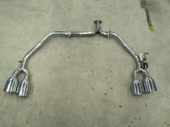 REVERSE
Four-pipe exhaust system (left and right), straight muffler.