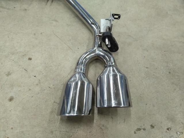 REVERSE
Four-pipe exhaust system (left and right), straight muffler.