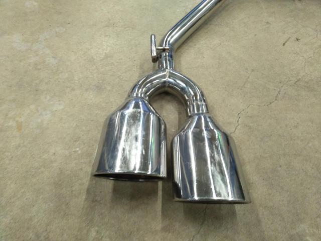 REVERSE
Four-pipe exhaust system (left and right), straight muffler.
