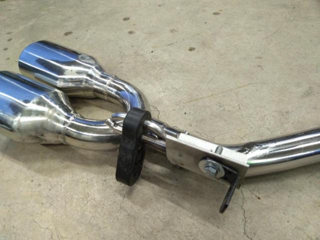 REVERSE
Four-pipe exhaust system (left and right), straight muffler.