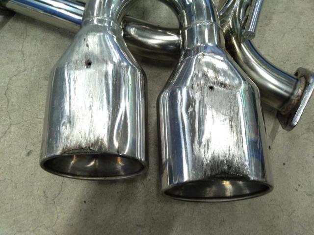 REVERSE
Four-pipe exhaust system (left and right), straight muffler.