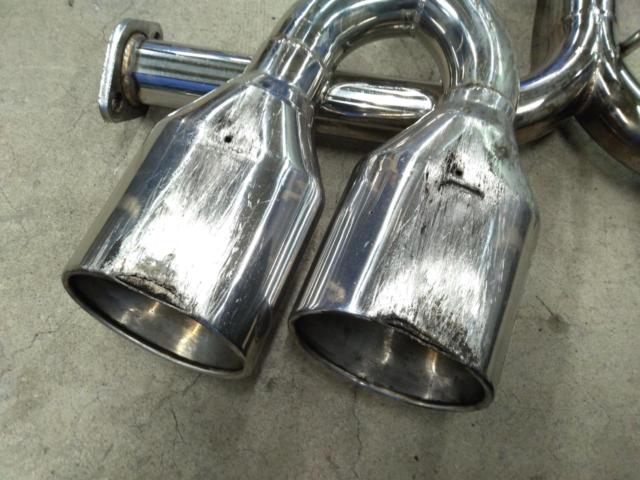 REVERSE
Four-pipe exhaust system (left and right), straight muffler.