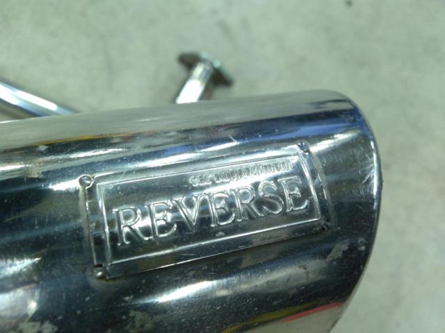 REVERSE
Four-pipe exhaust system (left and right), straight muffler.