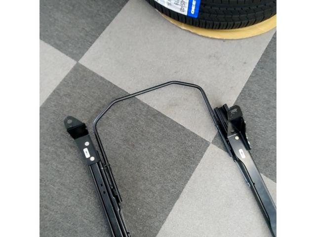 Fit/GD1 RECARO
Seat rail
Passenger side
2085.0151