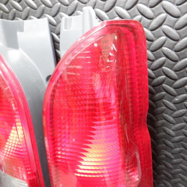 トヨタ純正 200系ハイエース/1～3型純正テールレンズ