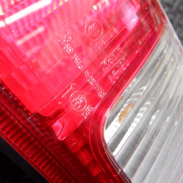 トヨタ純正 200系ハイエース/1～3型純正テールレンズ