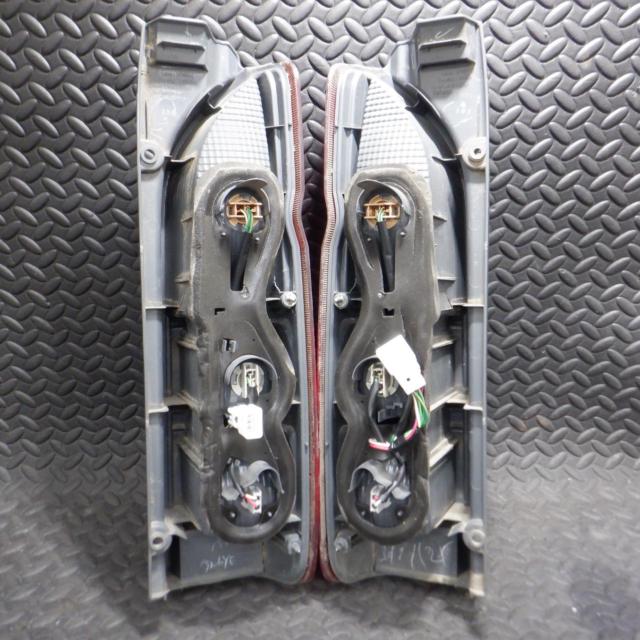 トヨタ純正 200系ハイエース/1～3型純正テールレンズ
