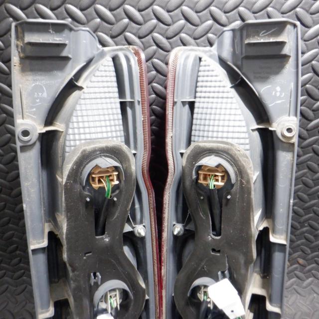 トヨタ純正 200系ハイエース/1～3型純正テールレンズ