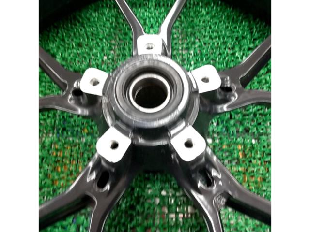 【Ducti】純正フロントホイール Ducatiモンスターにて使用??
