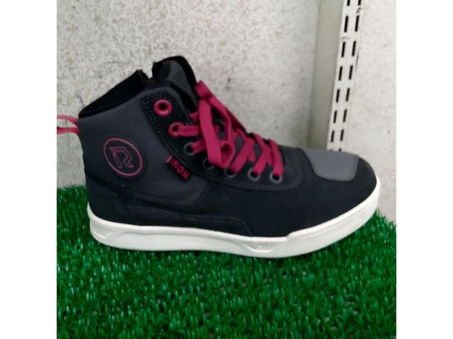 IRON
JIA'S Motorcycle Shoes
Men
Riding shoes
Size 39