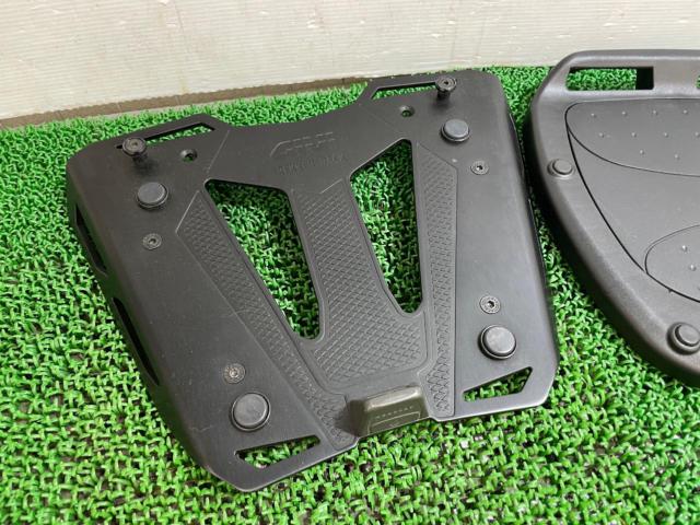 GIVI M8TREKKER RACK キャリアベース