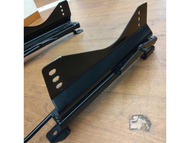 RECARO 86/BRZ
Seat rail
R
Right
Driver side