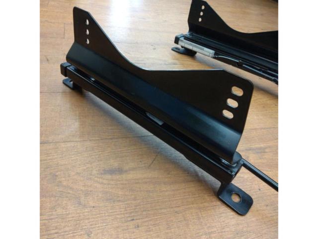 RECARO 86/BRZ
Seat rail
R
Right
Driver side
