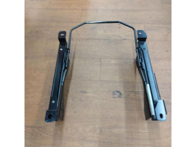 RECARO 86/BRZ
Seat rail
R
Right
Driver side