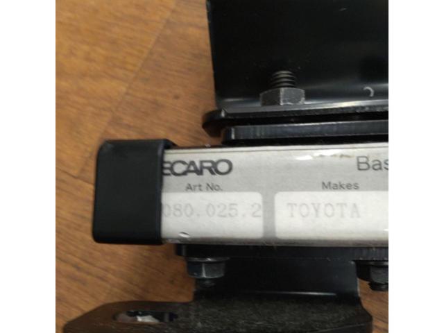 RECARO 86/BRZ
Seat rail
R
Right
Driver side
