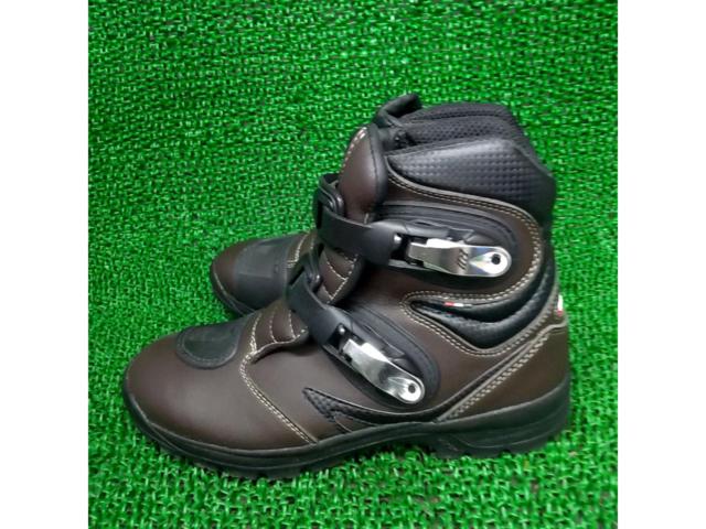GAERNE
2393
013
TOUGH
GEAR
BROWN
Size: 26.5cm