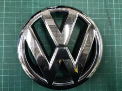 A Volkswagen Golf 6 with a minor issue.
Front grille emblem