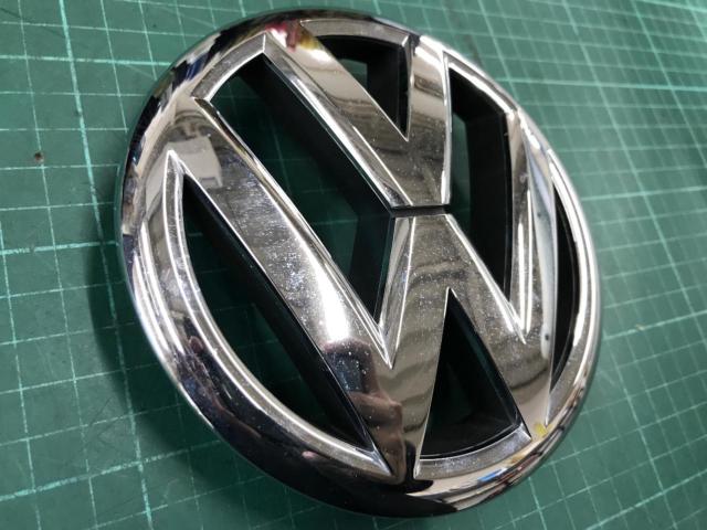 A Volkswagen Golf 6 with a minor issue.
Front grille emblem