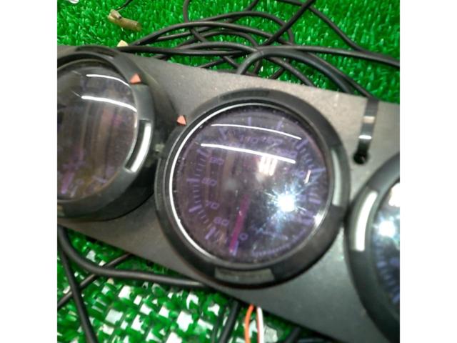 1DIN panel flush-mount type
Triple additional gauges
