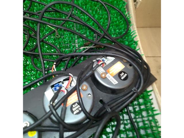 1DIN panel flush-mount type
Triple additional gauges