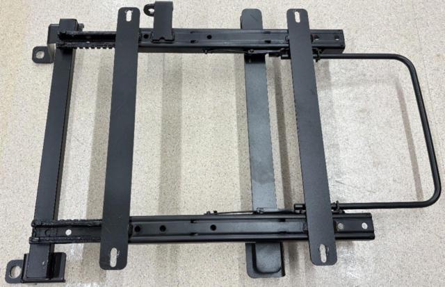 【カワイ製作所】FR4/FR5系ジェイド 底止めシート対応シートレール 右側/運転席側 【H094R】