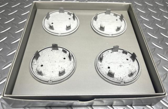 PORSCHE
Genuine Porsche wheel center caps
Silver
4 sheets set