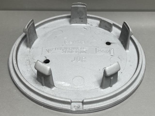PORSCHE
Genuine Porsche wheel center caps
Silver
4 sheets set