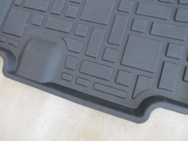 ※ Front only
HONDA
Genuine N-BOX optional rubber floor mats
(Z09681)