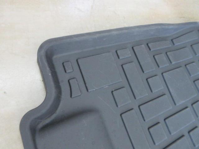 ※ Front only
HONDA
Genuine N-BOX optional rubber floor mats
(Z09681)