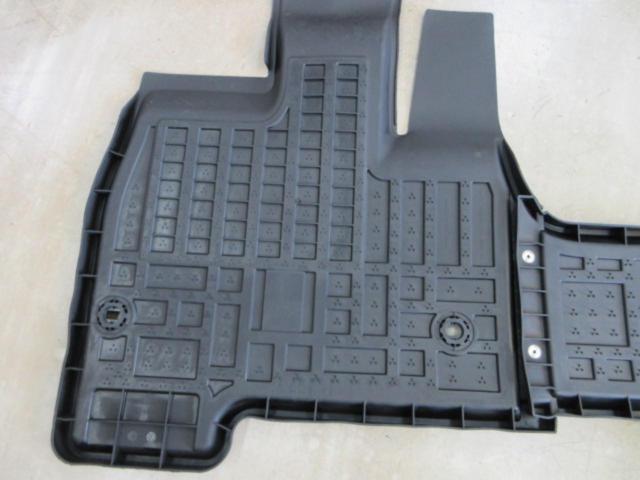 ※ Front only
HONDA
Genuine N-BOX optional rubber floor mats
(Z09681)