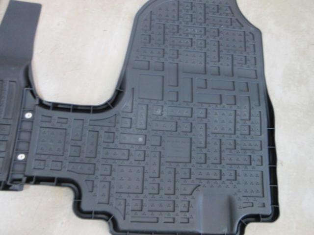 ※ Front only
HONDA
Genuine N-BOX optional rubber floor mats
(Z09681)