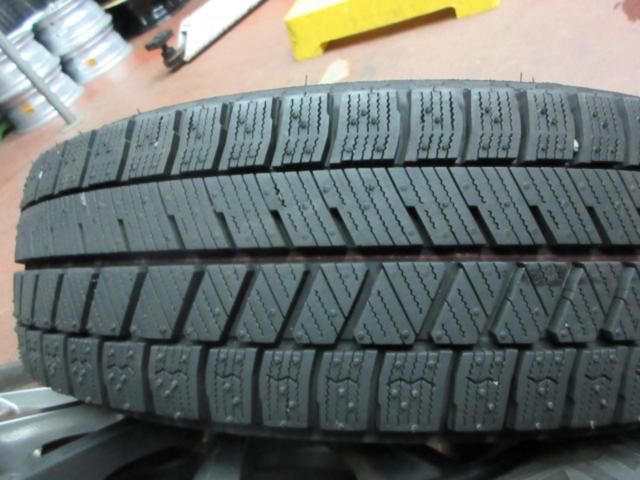 BRIDGESTONE BALMINUM AR12 + BRIDGESTONE BLIZZAK VRX3 (Z09239)
