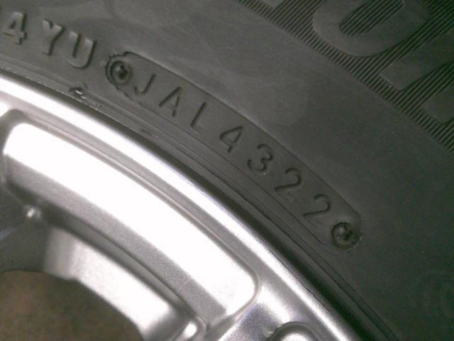 INVERNO
Twin 6-spoke wheels + BRIDGESTONE
BLIZZAK
VRX3
(Z09409)