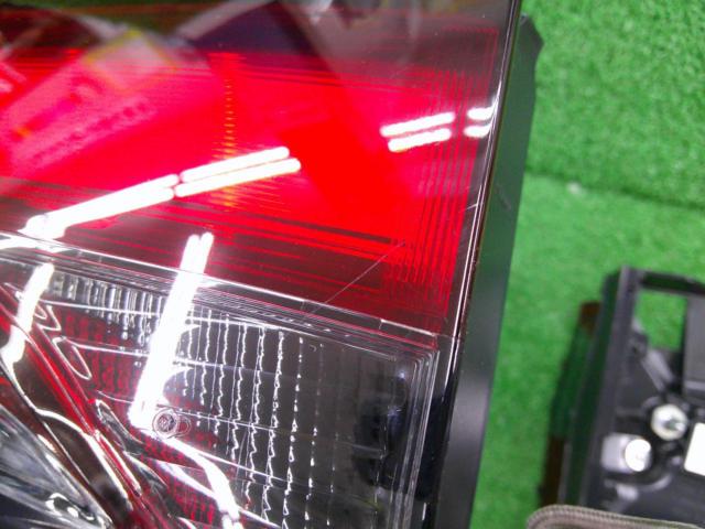 トヨタ純正 90系ノア 純正テールランプ リアゲート側(内側)のみ