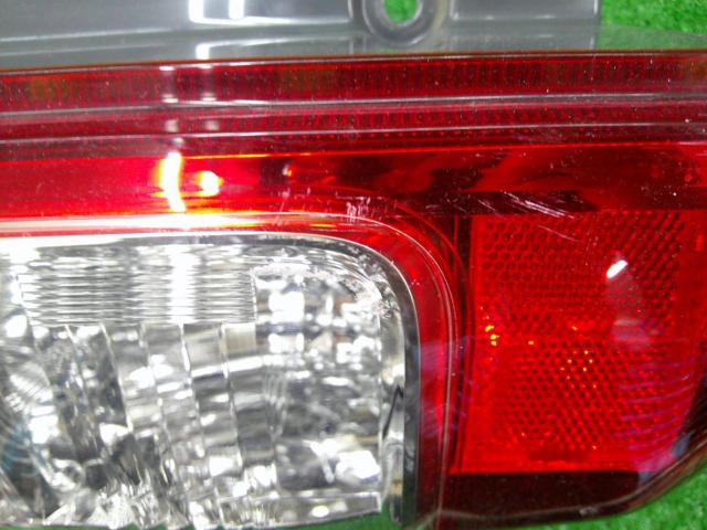 トヨタ純正 200系ハイエース 後期(4型～)純正 左テールランプ